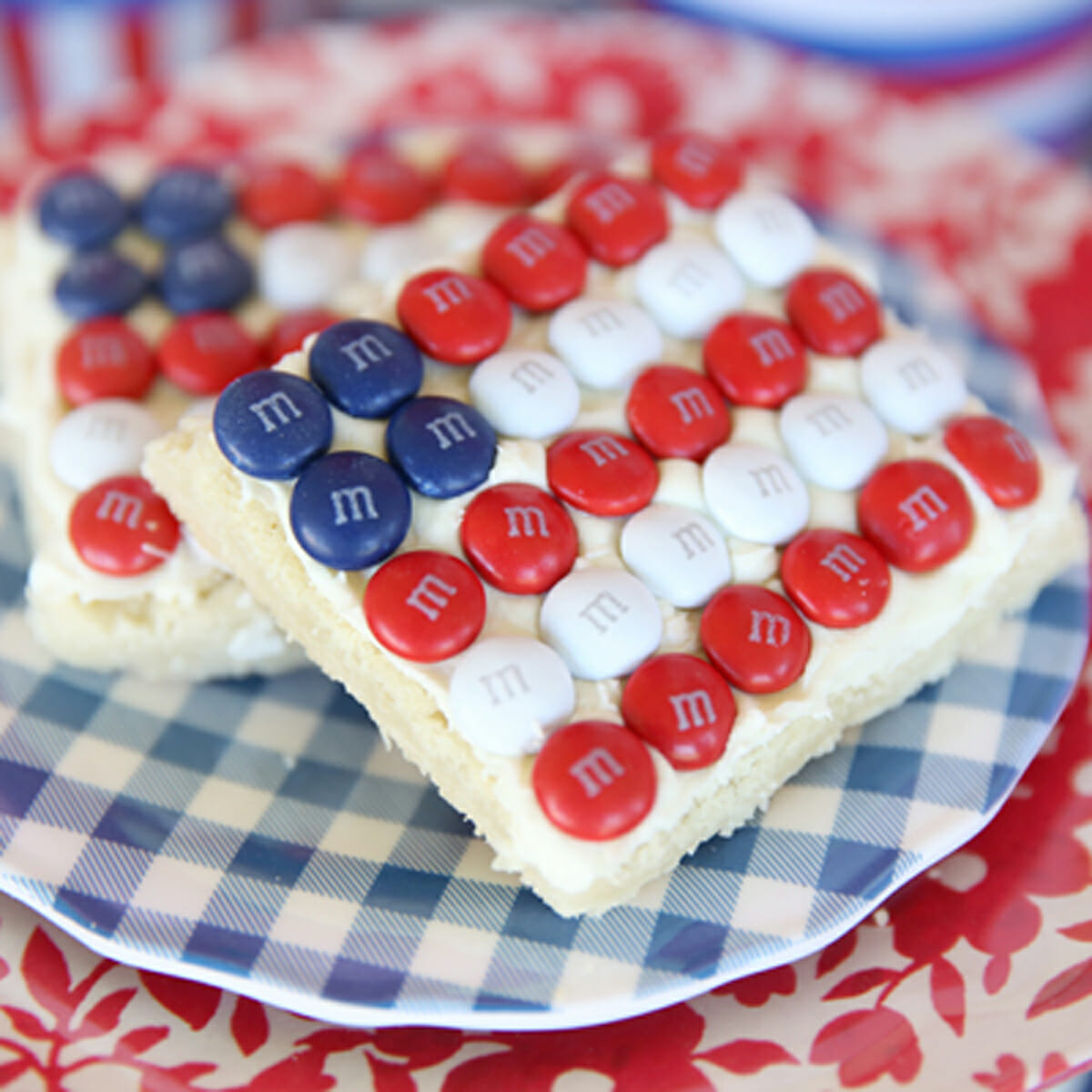 Mocktails & Munchies: How to Create a Stunningly Simple Patriotic Party Theme
